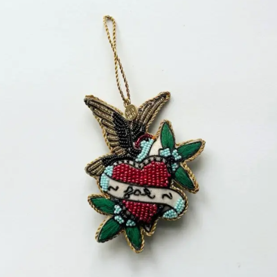 Enfeite bordado em forma de coração com aves e folhas