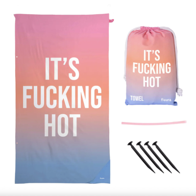 Toalha rosa para azul com texto branco e saco a condizer com quatro estacas pretas