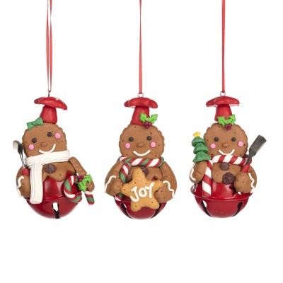 Três ornamentos de Natal em forma de bonecos de gengibre com sinos vermelhos e fitas para pendurar