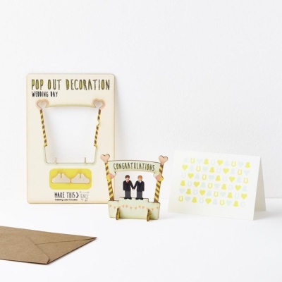 Decoração pop out para casamento com congratulações, cartão branco com padrão amarelo e envelope castanho