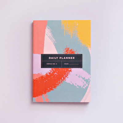 Planner diário com capa colorida e etiqueta preta central