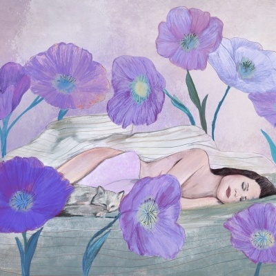 Mulher a dormir rodeada por grandes flores roxas e um gato cinzento