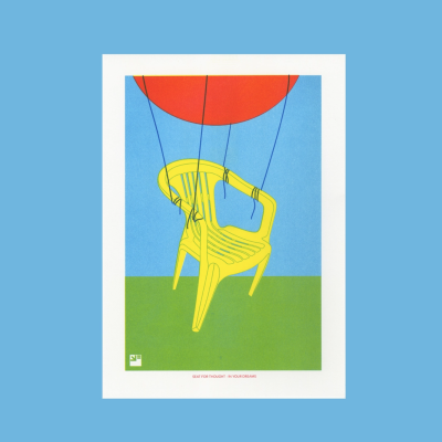 Cartaz com cadeira amarela suspensa por cordas em balão vermelho sobre fundo azul e verde