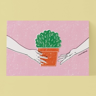Ilustração mãos segurando vaso com planta verde sobre fundo rosa.