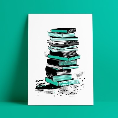 Impressão artística de pilha de livros estilizados em tons verdes água e preto
