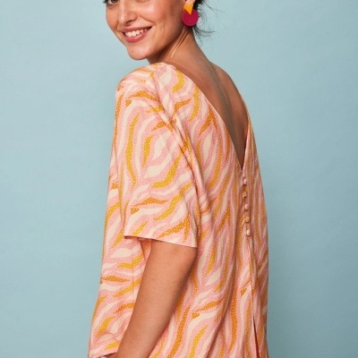 Blusa feminina de padrão abstrato rosa e amarelo com decote em V nas costas e botões