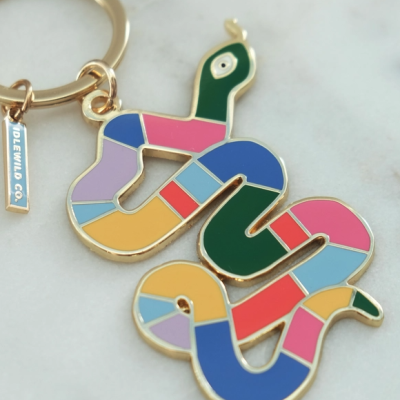 Chaveiro com pendente de cobra colorida e etiqueta metalizada