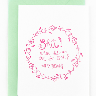 Cartão de aniversário com envelope verde e texto cor-de-rosa em branco