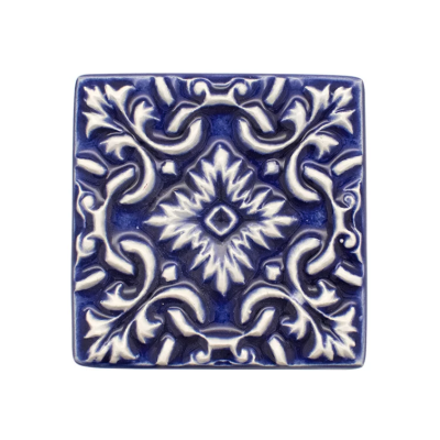 Azulejo cerâmico quadrado azul e branco com padrão ornamental em relevo