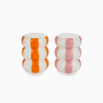 Par de saleiros em cerâmica branca com riscas verticais largas laranja e rosa.