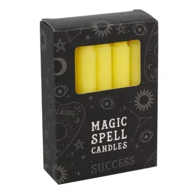 Caixa preta com quatro velas amarelas e texto místico