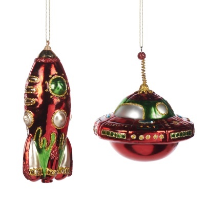 Enfeites natalícios pendurados em forma de foguete e disco voador vermelho e verde com detalhes dourados