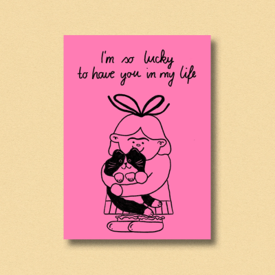 Cartão cor-de-rosa com ilustração de rapariga e gato e texto em inglês