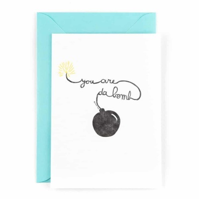 Cartão branco com ilustração de bomba e texto You are da bomb, com envelope azul