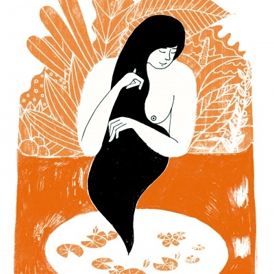 Ilustração de mulher com cabelo longo negro sentada numa lagoa com folhas em tons de laranja e branco