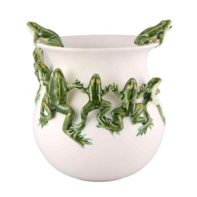 Vaso branco com rãs verdes em relevo agarradas à borda