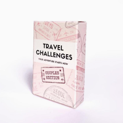Caixa rosa de 'Travel Challenges Couples Edition' com carimbos de passaporte