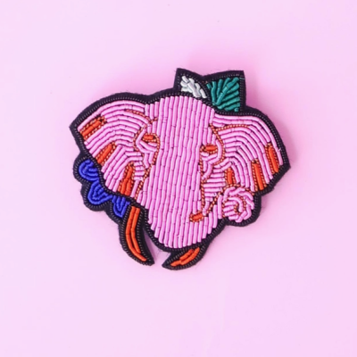 Pendente bordado com contas coloridas formando cabeça de elefante