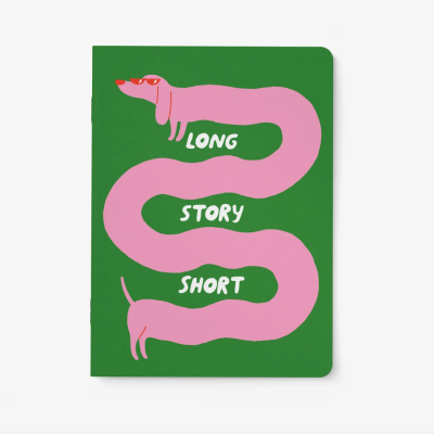 caderno com capa verde e cão rosa longo com texto LONG STORY SHORT