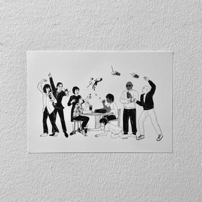 Poster com ilustração a preto e branco de sete personagens e três drones.