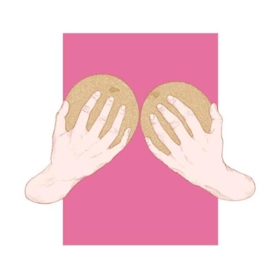 Duas mãos segurando dois biscoitos redondos sobre fundo rosa