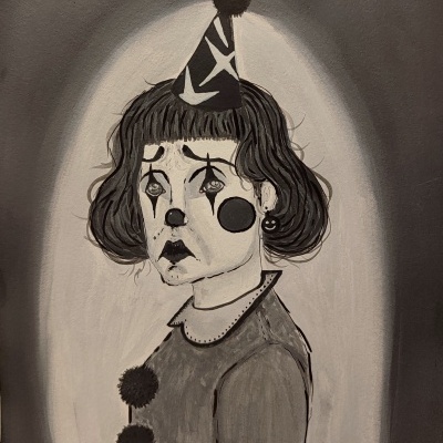 Pintura em preto e branco de mulher palhaço com expressão triste e chapéu pontiagudo.