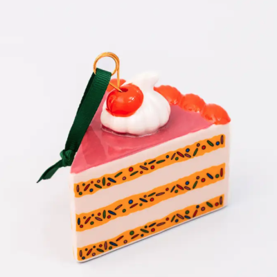 Decoração fatia de bolo com chantilly e cereja e fita verde