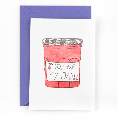Cartão branco com ilustração de frasco de compota e texto YOU ARE MY JAM com envelope roxo