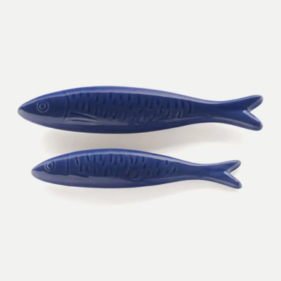 Dois peixes decorativos em cerâmica azul com textura de escamas