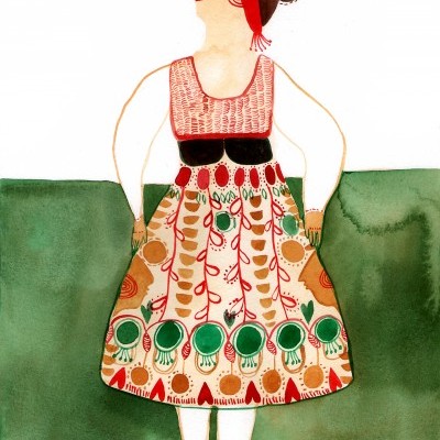 Mulher vista de costas com vestido colorido e lenço vermelho