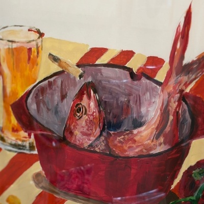 Pintura de peixe vermelho em recipiente vermelho com copo amarelo e tomates vermelhos em toalha às riscas vermelhas e amarelas