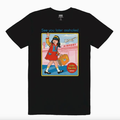 T-shirt preta com estampa de menina no aeroporto e texto em inglês