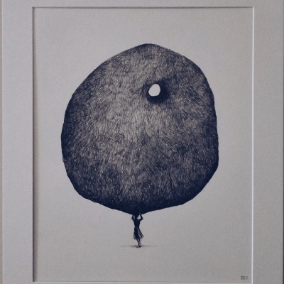 Desenho a tinta preta de uma figura humana a segurar um balão grande e redondo com um buraco