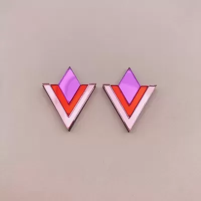 Par de brincos geométricos em lilás, vermelho e rosa claro