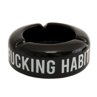 Cinzeiro preto com texto branco FUCKING HABIT