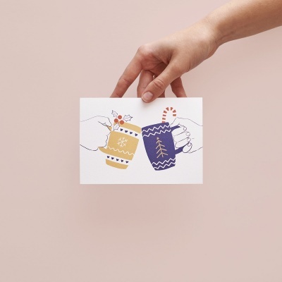 Ilustração de dois copos decorativos sustentados por uma mão em fundo bege