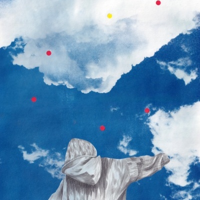 Casaco cinza com capuz contra fundo de céu azul com nuvens e pontos coloridos