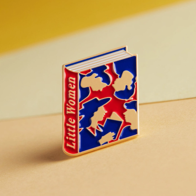 Pin esmaltado em forma de livro com texto Little Women e silhuetas femininas