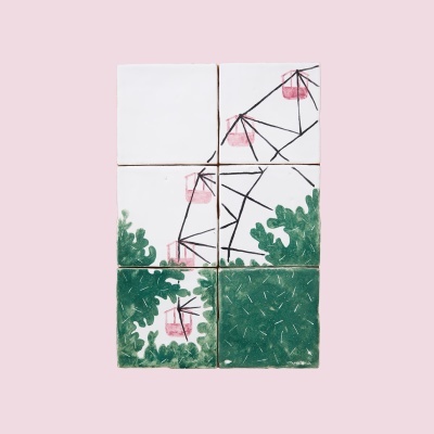 Seis azulejos cerâmicos com pintura de folhas verdes e estruturas geométricas cor-de-rosa e pretas