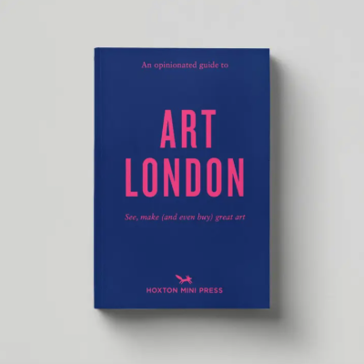 Livro azul com texto cor-de-rosa sobre arte em Londres