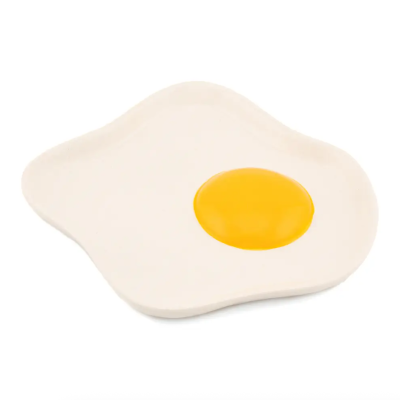 Prato cerâmico em forma de ovo estrelado creme com gema amarela