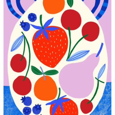 Jarra branca decorada com fruta colorida num fundo azul e lilás