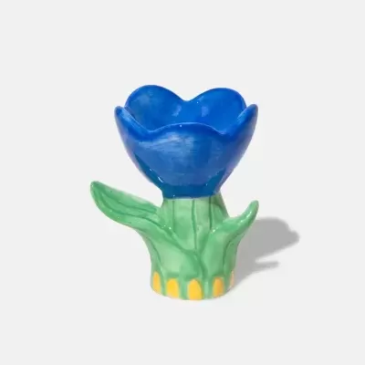 Escultura cerâmica flor azul com folhas verdes