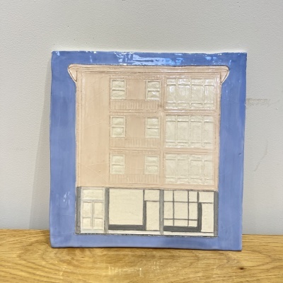 Azulejo decorativo com ilustração de edifício em relevo