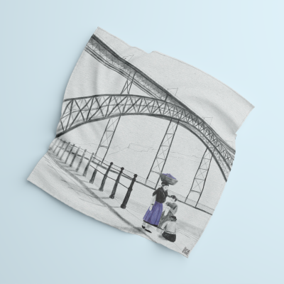 Capa de almofada com ilustração de ponte e figuras humanas a preto e branco com detalhes a roxo.