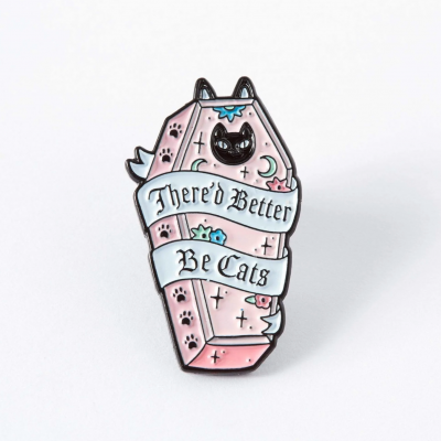 Pino esmaltado em forma de caixão com desenho de gato e texto em fita