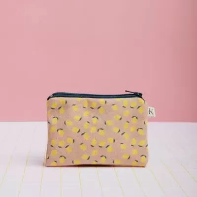 Carteira bege com padrão de limões e fecho azul