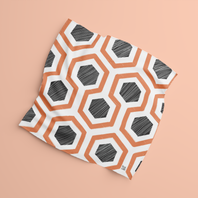 Lenço com padrão geométrico de hexágonos em laranja e preto sobre fundo branco.