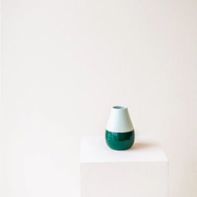 Vaso bicolor verde escuro e azul claro em pedestal branco