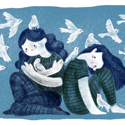 Ilustração de duas mulheres sentadas com várias pombas brancas ao redor